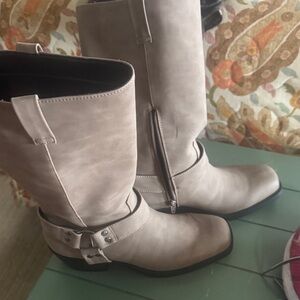 Time and Tru Women's Cream Heeled Boots